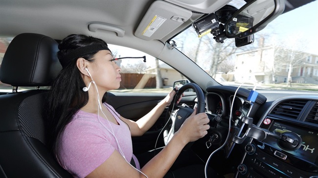مطالعات نشان میدهد که تکنولوژی هندزفری هنوز برای راننده ها حواس پرت کننده است .