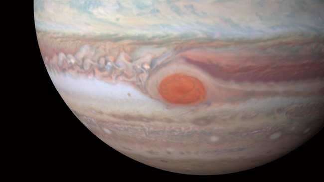 عکس های 4k هابل از سیاره ی مشتری خطوط مرموزی را در ناحیه ی قرمز نشان میدهد