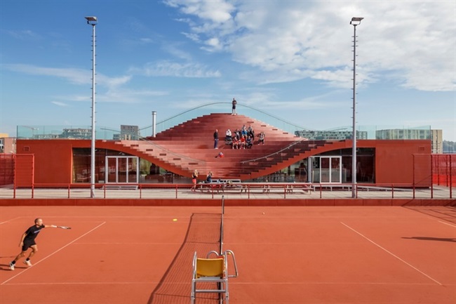 در IJburg، تماشا کردن تنیس بر روی Couch مانند نگاه کردن تنیس در کنار زمین است