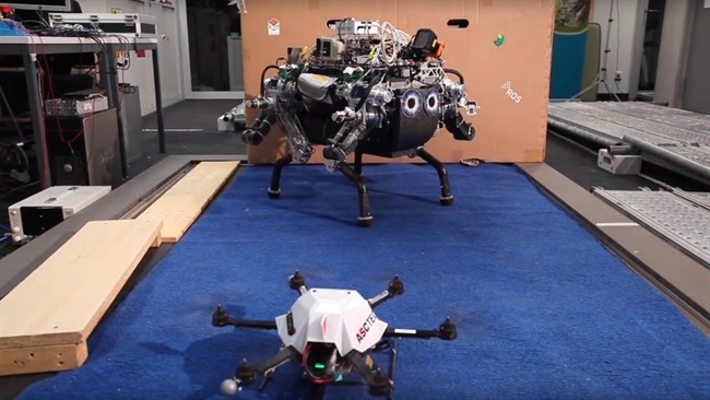 گامی دیگر در صنعت روبوتیک؛ هواپیمای بدون سرنشین نقشه میکشند و ربات ها مسیر را دنبال میکنند