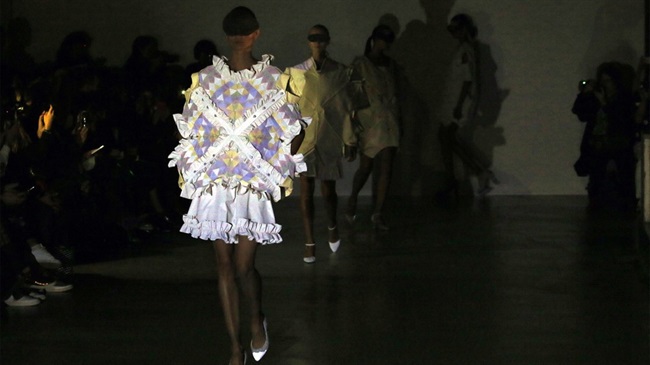 لباس هایی با طرح های مخفی که با نور فلاش iPhone به نمایش در می آیند
