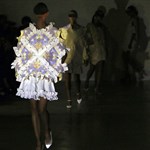 لباس هایی با طرح های مخفی که با نور فلاش iPhone به نمایش در می آیند
