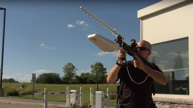 اسلحه  ی droneefender بتل ، پرتاب کننده ی سیگنال و ضد هواپیما های کنترل از راه دور است