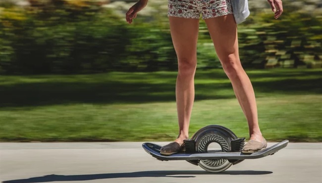 hoverboard خیابان ها را با یک چرخ میگردد
