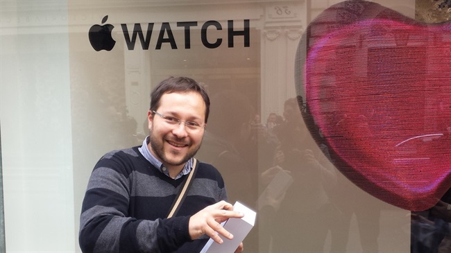 اولین خریدار Apple Watch در لندن یک مسافر از اسپانیا بود