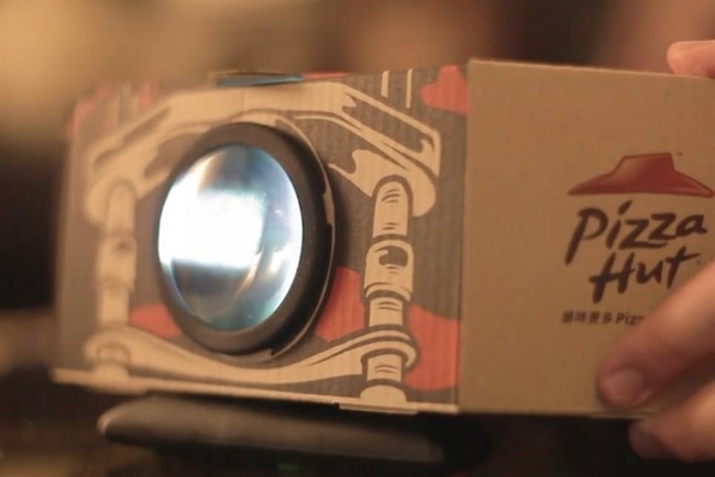 Pizza Hut جعبه پیتزایی را طراحی کرده است که به پرژوکتور تبدیل می شود