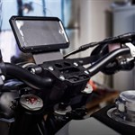 موتورسیکلت Revit #95 آیفون شما را تبدیل به صفحه نمایش می کند.