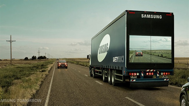 سامسونگ از یک نمایشگر در کامیون ها برای نمایش جاده به رانندگان پشتی استفاده می کند