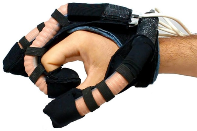 نمونه های اولیه ی  دستکش های رباتی  به بیمارانی که دست ضعیف و ناتوان دارند کمک میکند