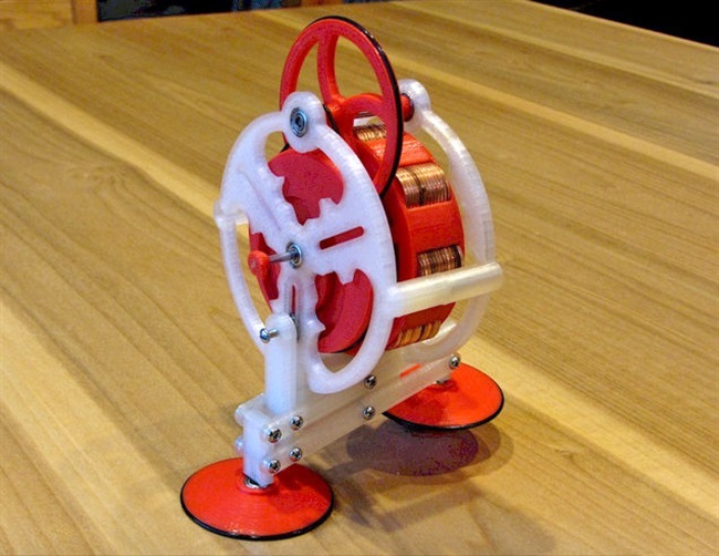 آیا پول خرد دارید؟ 104 پنی به این اسباب بازی ساده ی چاپ سه بعدی کمک میکند تا راه برود