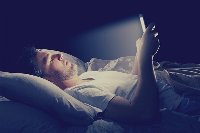 آیا نور آبی ساطع شده از موبایل شما را شبها بیدار نگه میدارد؟ آیا این نور بر مقدار خواب و کیفیت آن تاثیرگذار است؟