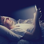 آیا نور آبی ساطع شده از موبایل شما را شبها بیدار نگه میدارد؟ آیا این نور بر مقدار خواب و کیفیت آن تاثیرگذار است؟