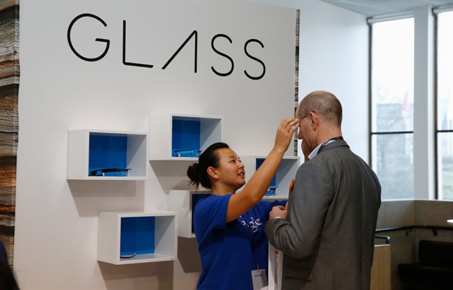 GG1 گوگل، نسخه ی جدید عینک را دست می اندازد(به سخره میگیرد)