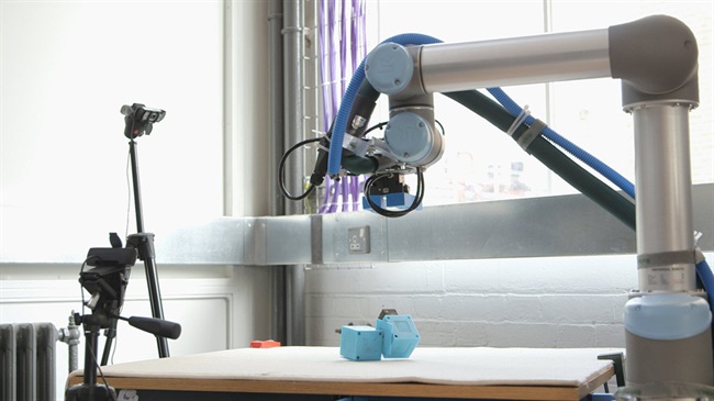 ربات مادر بچه هایی میسازد که خود را تکمیل کنند