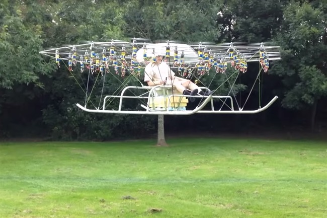 این فرد علاقه‌مند از قطعات یک هواپیمای بدون سرنشین یک هلی‌کوپتر شخصی 54پروانه‌دار ساخته‌است