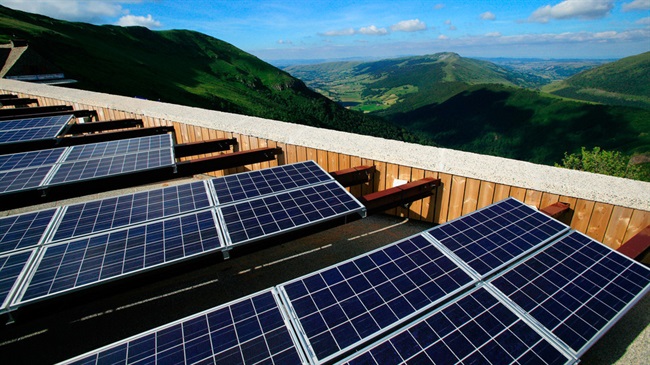 چگونه صفحات خورشیدی می توانند نور بیشتری در سقف های شیب دار جذب کنند