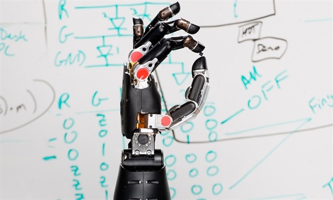 دست مصنوعی روباتیک حس لامسه را به یک مرد 28 ساله بازگرداند