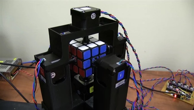 ربات ساخته شده در خانه ، معمای روبیک را در یک ثانیه حل میکند