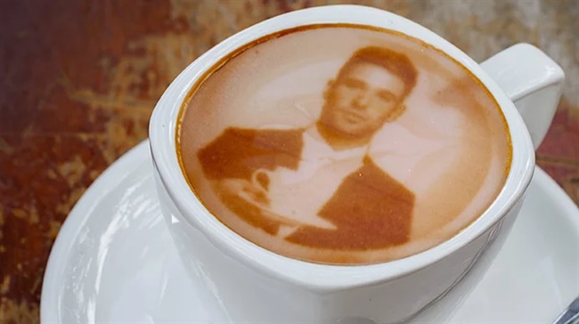 ripple maker  میتواند نقش صورت شما را روی قهوه بیندازد