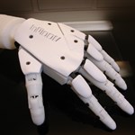 ساخت رباتی با دستهایی شبیه به دست انسان
