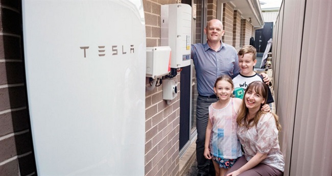 باتری خانه ی تلسا سرانجام شروع به کار کرد. اولین توقف : استرالیا