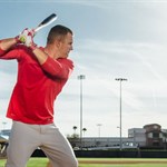 ستاره ی MLB  ، مایک تروت از یک چوب بیسبال برای تمرین بهاره استفاده میکند