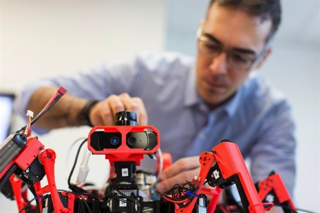 آموزش ربات عنکبوتی برای ساخت کشتی، هواپیما واتومبیل