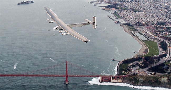 هواپیمای خورشیدی پس از سفرش بر فراز اقیانوس آرام به کالیفرنیا میرسد