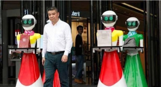 سرمایه دار بزرگ چینی به همراه 8 خدمتکار ربات خود به خرید رفت