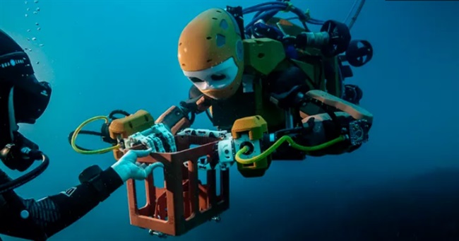 جستجوی Robo-mermaid در اعماق اقیانوس برای یافتن گنج در کشتی های غرق شده