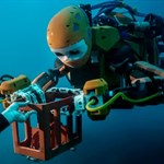 جستجوی Robo-mermaid در اعماق اقیانوس برای یافتن گنج در کشتی های غرق شده