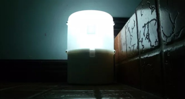 لامپ SALt در یک شیشه ی آب به علاوه دو قاشق چای خوری نمک کار میکند