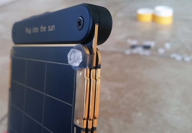 دوشاخه شارژر گوشی خود را به خورشید وصل کنید