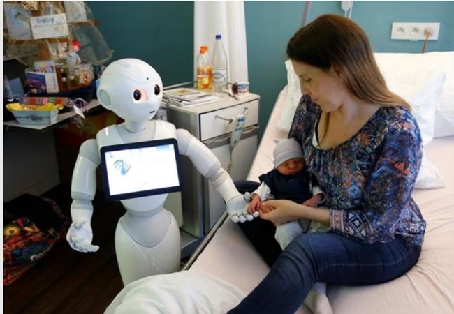 pepper ربات کارمند در بیمارستان بلژیک، به بیماران خوش آمد می گوید