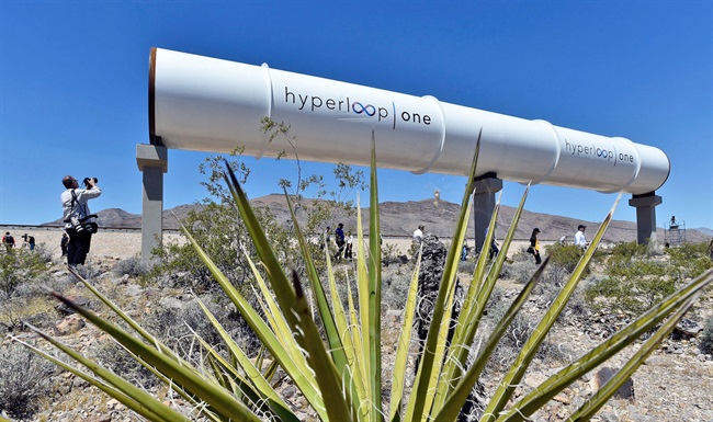 اسپیس ایکس، رقابت Hyperloop را تا سال آینده به تعویق می اندازد