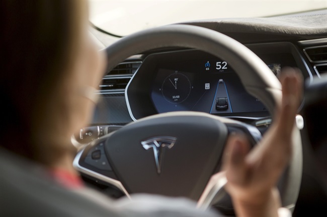 تصادف Tesla با فرمان های NTBS تحقیقات را به سمت قابلیت رانندگی خودکار کشانده است