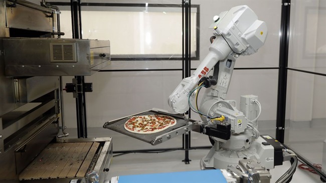 یک استارتاپ در حال دریافت کمک از ربات ها برای درست کردن پیتزا است