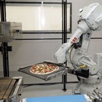 یک استارتاپ در حال دریافت کمک از ربات ها برای درست کردن پیتزا است