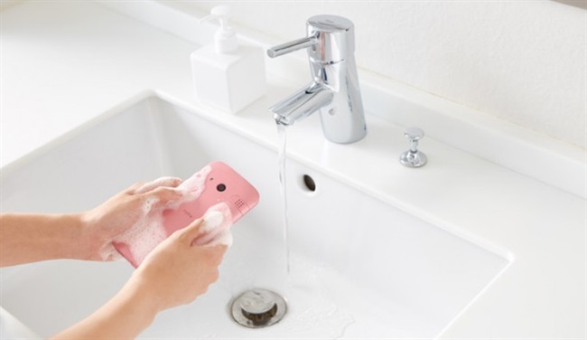 موبایل جدید کمپانی ژاپنی Kyocera؛ مقاوم در برابر آب و صابون