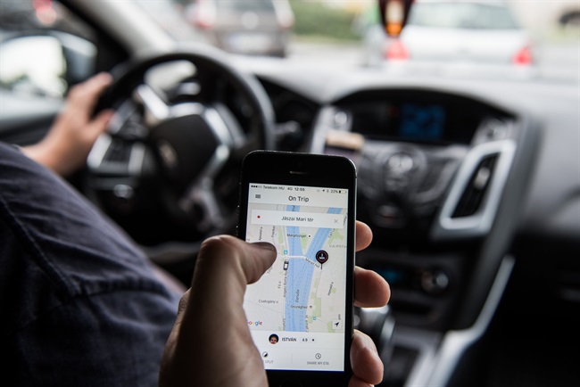 شرکت Uber سامانه‌ی خودروی اشتراکی به شهرها ارائه می‌دهد
