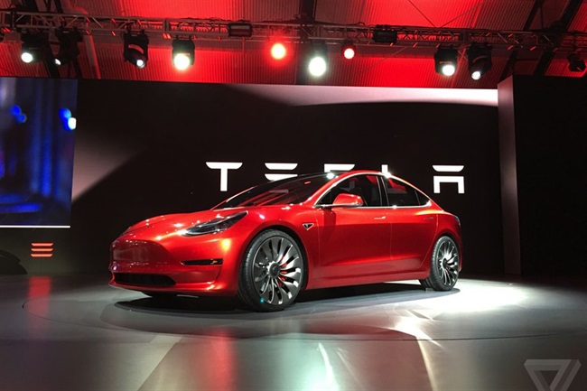 با وجود افزایش تولید Model 3، شرکت Tesla صدها نفر از کارمندانش را اخراج می‌کند