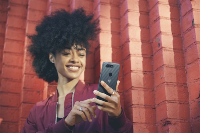 OnePlus صفحه‌نمایش شش اینچی و قفل گشا بر اساس تشخیص چهره را به 5T اضافه می‌کند