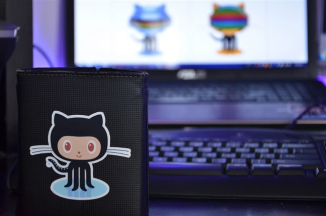 GitHub Atom اجازه‌ی همکاری توسعه‌دهندگان به صورت همزمان بر روی یک کد را می‌دهد
