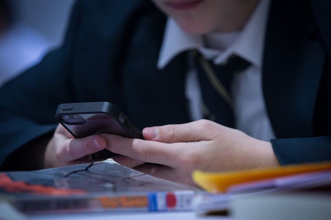 ممنوعیت استفاده از تلفن همراه برای کودکان در مدارس فرانسه تا رسیدن به سن 15 سالگی