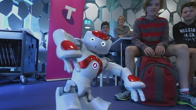 دانش آموزان با رباتهای همکلاس، خود را با تکنولوژی روز هماهنگ می کنند
