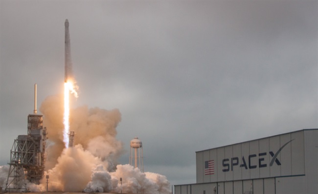 طرح ارسال ۲ انسان به کره‌ی ماه از سوی SpaceX