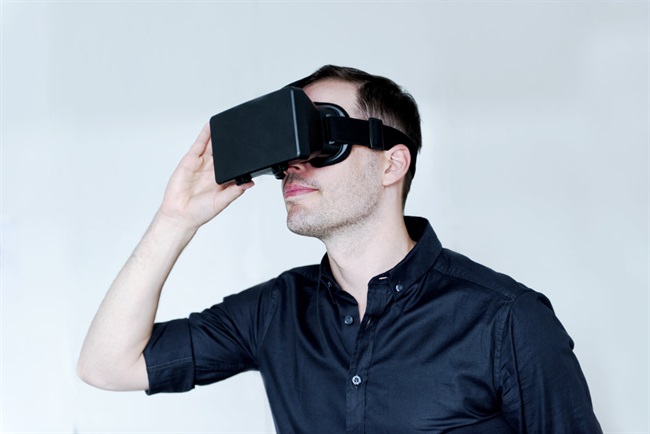 محققین در حال ساخت صفحه‌نمایش واقعیت مجازی منطبق با دید انسانی