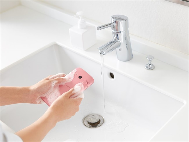 فنآوری جدید ژاپن: گوشی قابل شستشو با آب و صابون