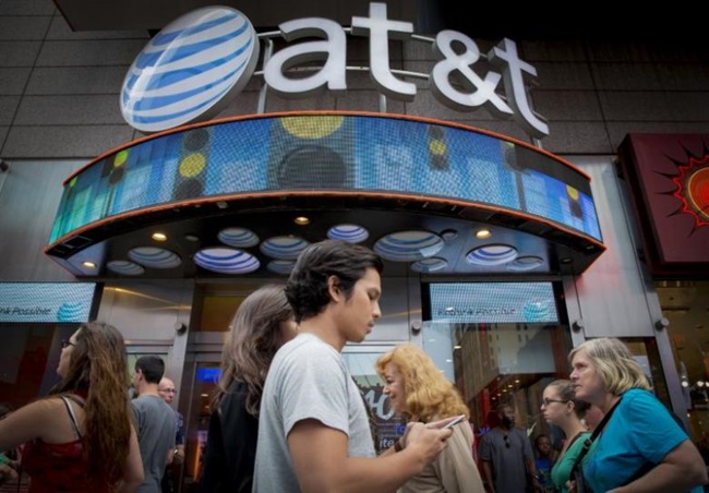 کاهش درآمد AT&T