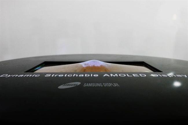 نمونه‌ی اولیه‌ی نمایشگر OLED شرکت Samsung با قابلیت کشسان و خمیدگی